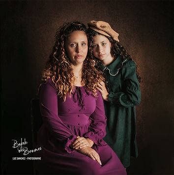 Mère et fille en seance portrait fine art en famille près de Bordeaux