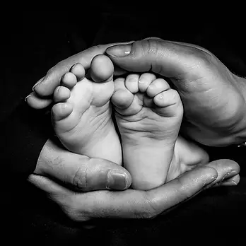 Bébé en shooting naissance avec ses parents à Gradignan