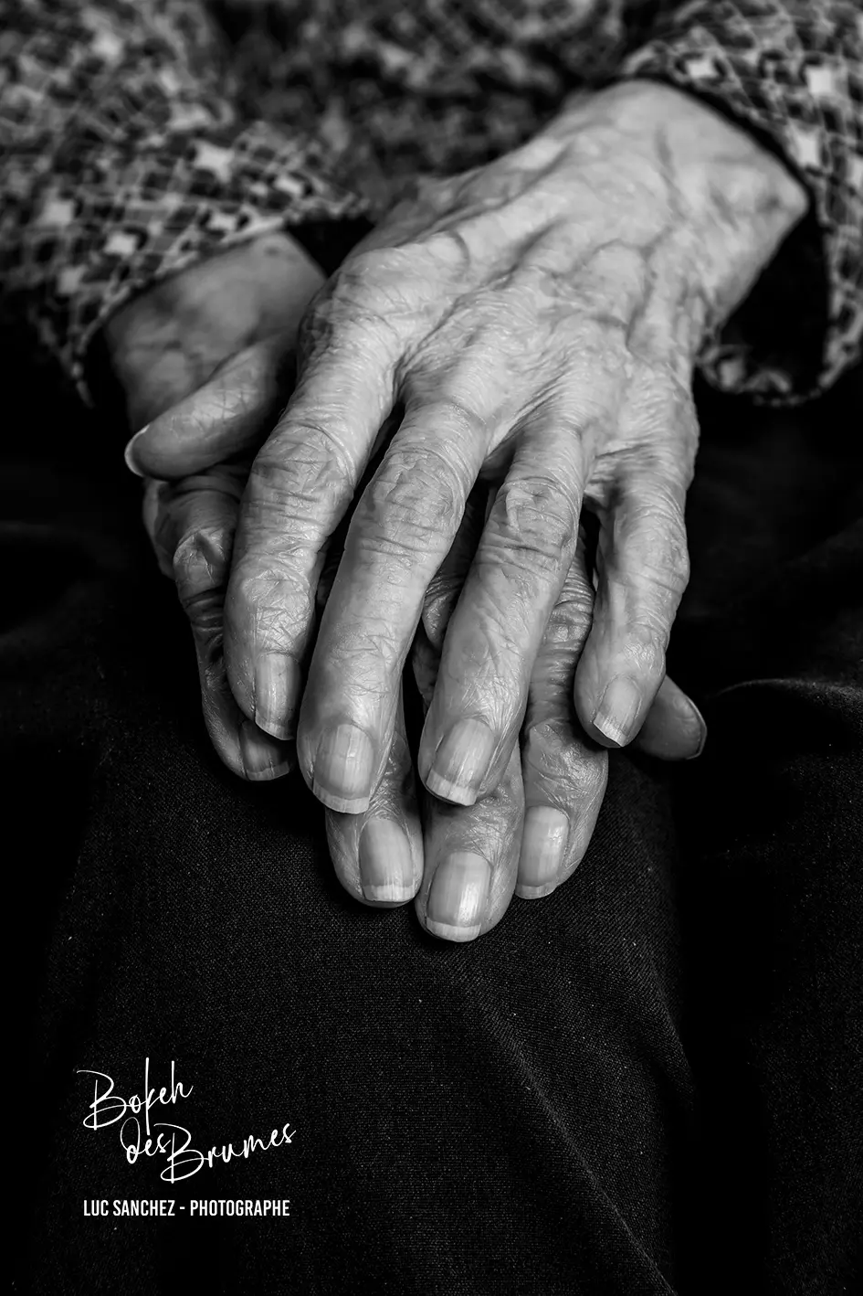 Mains de femme en EHPAD à Léognan