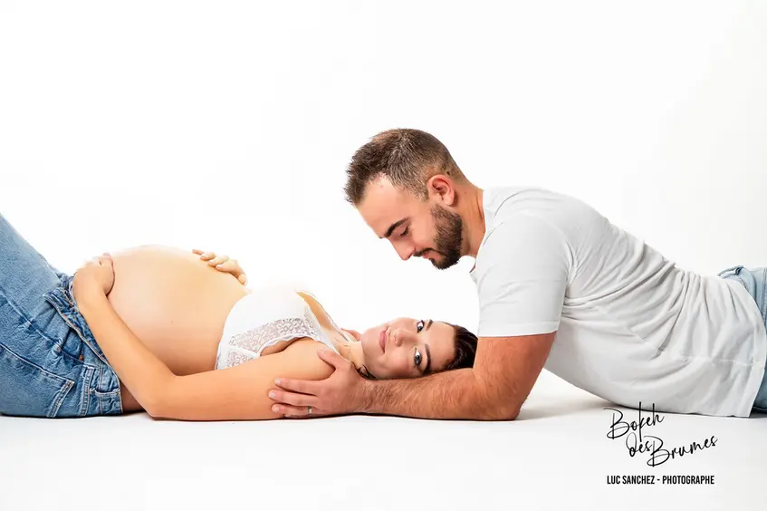 Couple en Shooting Grossesse près de Bordeaux