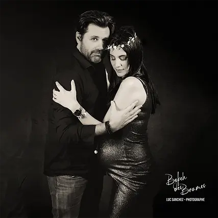Couple en séance photo de grossesse au studio près de Villenave d'Ornon