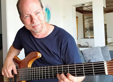 hasse spelar bas i gråa huset_edited.jpg