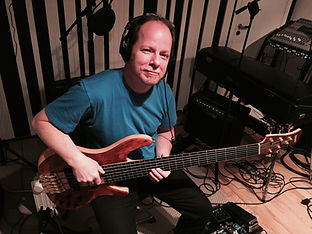 Hans sitter i en musikstudio med sin bas