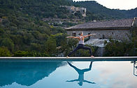 Yoga par la piscine