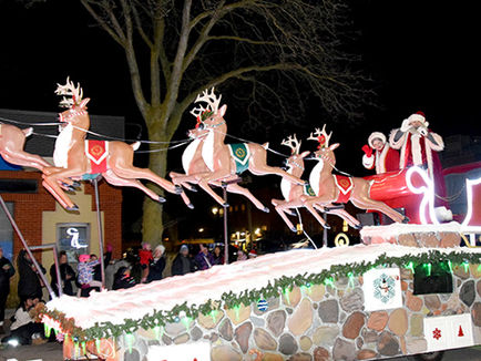 Santa arrives in town!