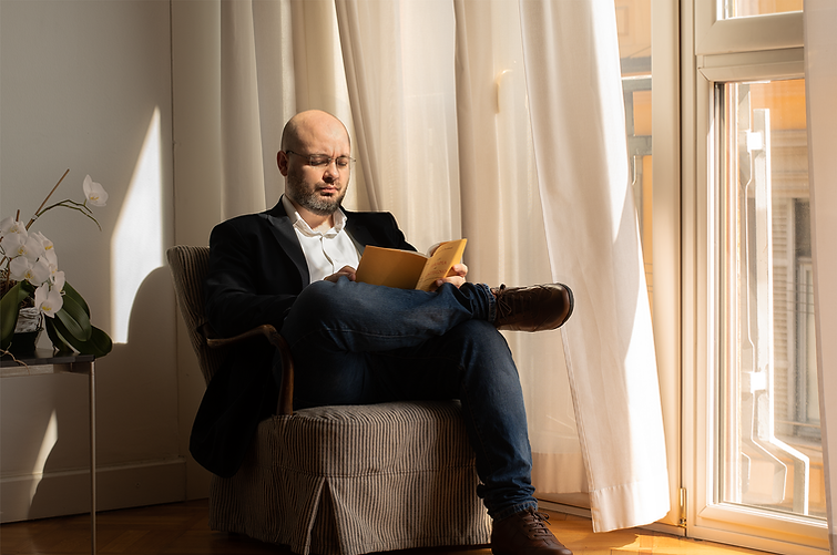 Psicólogo leyendo un libro en su sillón de su estudio