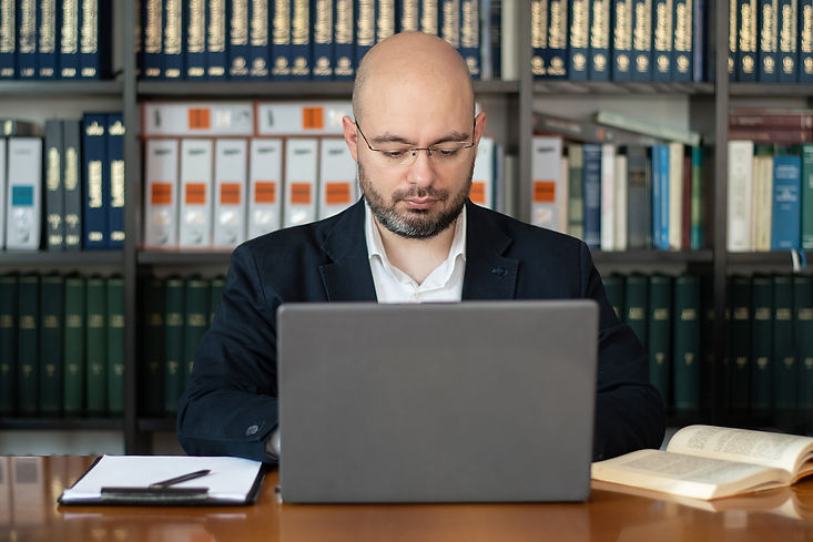 Psicologo lavorando al computer ad una scrivania
