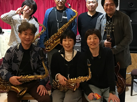 アドリブ味見の会の参加者が大満足で記念写真