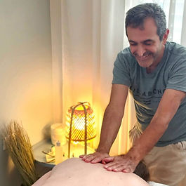 В клинике Илана Хори применяется комбинированный массаж для улучшения осанки, реабилитации после травм и снятия болей в спине, шее и плечах — психосоматическая терапия.