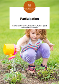 Kind gißet Blumen mit Gießkanne