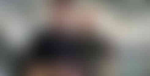 Robert Quante mit Fernsteuerung für die DJI Mavic 2 Pro Drohne bei der Aufnahme eine Indoor-Kamerafahrt.