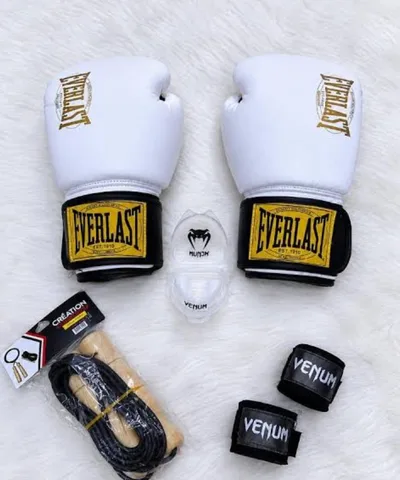 Pack boxe gants Everlast blanc et or, protège-dents, bandes Venum et corde