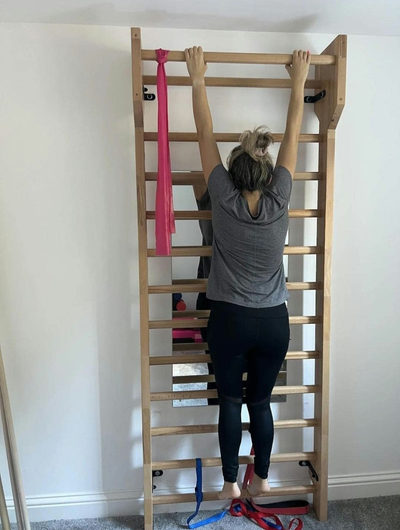 Espalier mural avec barre de traction - Échelle suédoise 12 barres