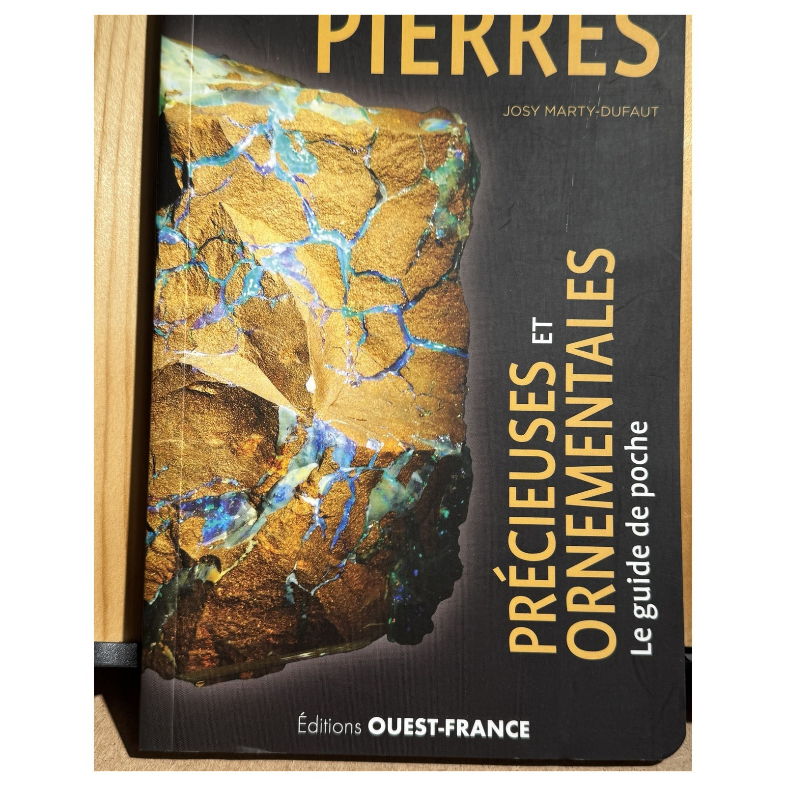 Pierres précieuses et ornementales — Le guide de poche