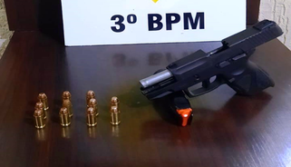 Pistola calibre 40 é apreendida após abordagem de veículo em Pato Branco