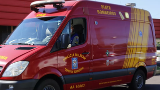 Motorista fica gravemente ferido após caminhão capotar na PR 281