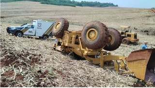 Homem morre esmagado após carregadeira capotar