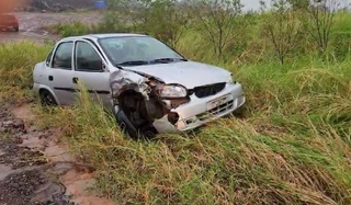 Mãe e duas filhas ficam feridas em acidente entre dois carros e caminhão