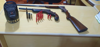 Homem é preso por posse ilegal de armas de fogo e munições