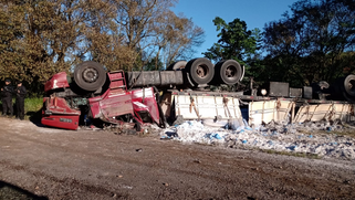 Caminhão capota na serra de Manfrinópolis e motorista fica ferido