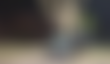 Jovem morre após carro colidir em poste e árvore