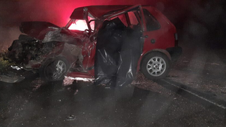 Homem morre em colisão entre carro e micro-ônibus na BR-476