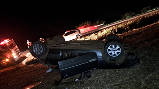 Casal e quatro crianças ficam feridos após carro ser atingido na traseira e capotar na PR-281