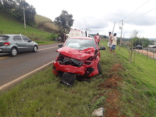 Grave acidente entre carro e caminhão deixa dois feridos na PR-493