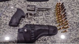 Arma de fogo é apreendida pelo GDE durante cumprimento de mandado de busca