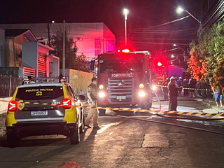 Polícia investiga se incêndio que destruiu duas residências em Francisco Beltrão pode ter sido criminoso
