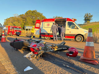 Grave colisão entre motocicletas deixa um morto e um gravemente ferido na BR-282, em São Miguel do Oeste