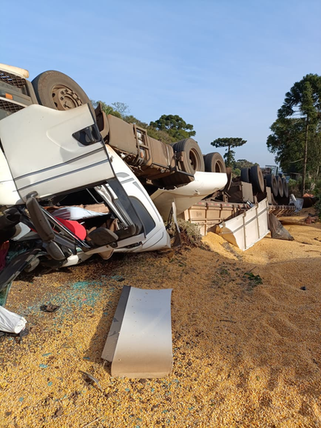 Motorista morre após caminhão capotar na PRC-280