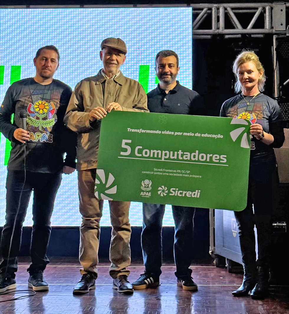 Na foto, estão o presidente da APAE, Sidinei Olkoski, o presidente da Sicredi Fronteiras, José César Wunsch, o gerente de Pessoas e Cultura, Vinicius Loss, e a diretora da APAE, Doraci Tereza Roso Stokmann.