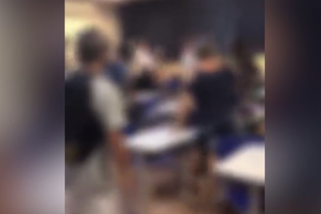 Adolescente esfaqueia dois colegas em sala de aula em colégio estadual