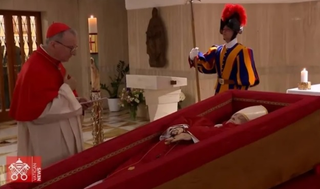 Vaticano divulga primeiras imagens do papa Francisco no caixão