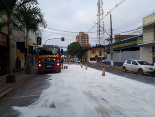 Caminhão derrama óleo diesel no centro de Francisco Beltrão após acidente durante a madrugada