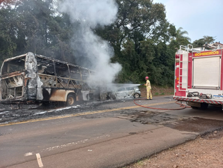 Duas pessoas ficam feridas e micro-ônibus e carro pegam fogo na BR 280, em Marmeleiro