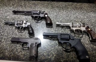 Assaltante é baleado durante tentativa de roubo e cinco suspeitos são presos com armas de fogo