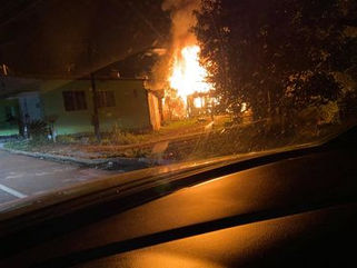 Casa é destruída por incêndio no centro de Marmeleiro
