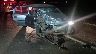 Casal fica preso às ferragens em batida entre carros no PR