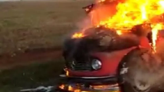 Caminhão pega fogo após batida com moto e deixa motociclista com ferimentos graves em Ivatuba