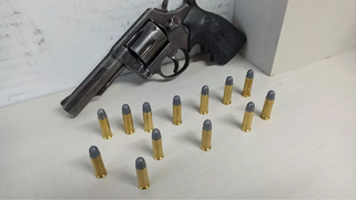 Homem é preso e arma de fogo apreendida em bar no Jardim Paulista em Toledo