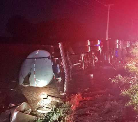 Tombamento de caminhão deixa homem morto e criança gravemente ferida na BR-163 em Pranchita