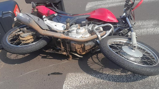 Condurtor de motocicleta fica ferido após colisão com carro