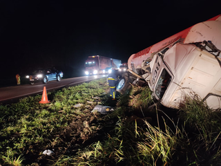 Caminhão sai da pista, tomba e motorista morre preso embaixo da cabine