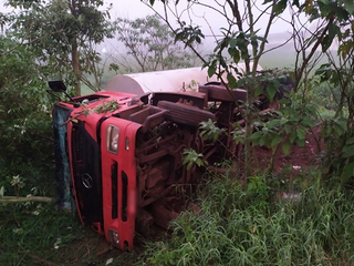 Motorista sofre ferimentos em tombamento de caminhão na PR-566
