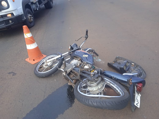 Motociclista é socorrido em estado grave após acidente com caminhão