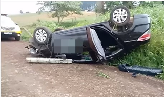 Ladrões roubam carro de aplicativo, capotam e são presos pela PM