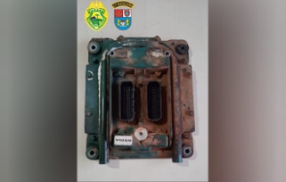 Dois homens e uma adolescente são pegos em flagrante furtando peças de caminhões