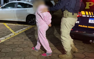 Mulher de pijama e pantufa é detida com 23 quilos de maconha em ônibus de linha